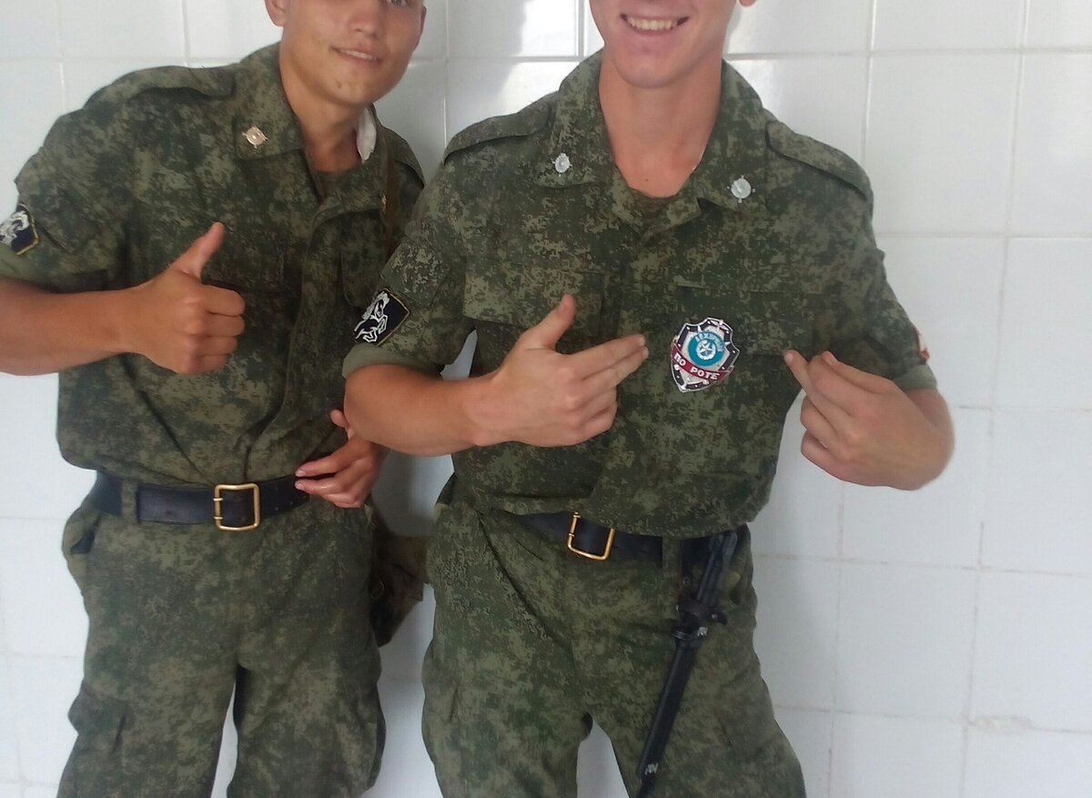 А это мы, беспечные и юные. О дембеле и не мечтаем. 