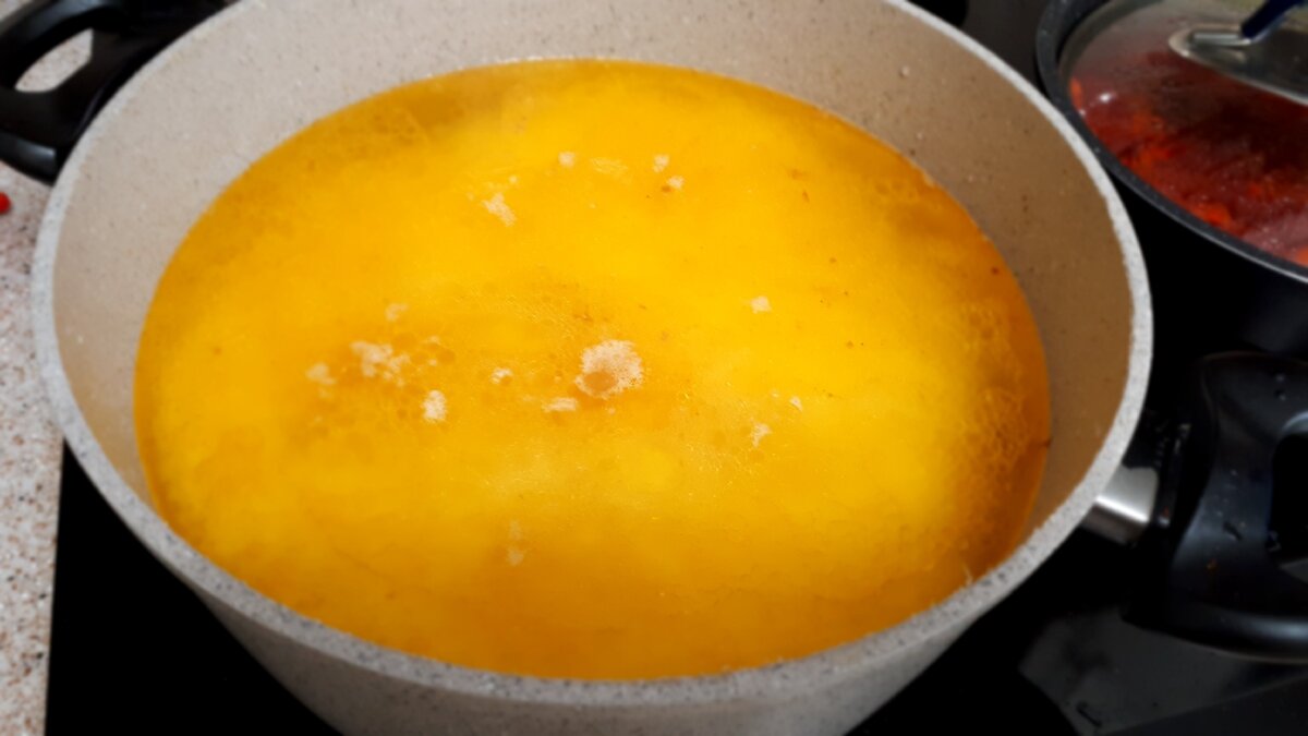 Рис осторожно заливаем кипятком на 1 см. от уровня риса