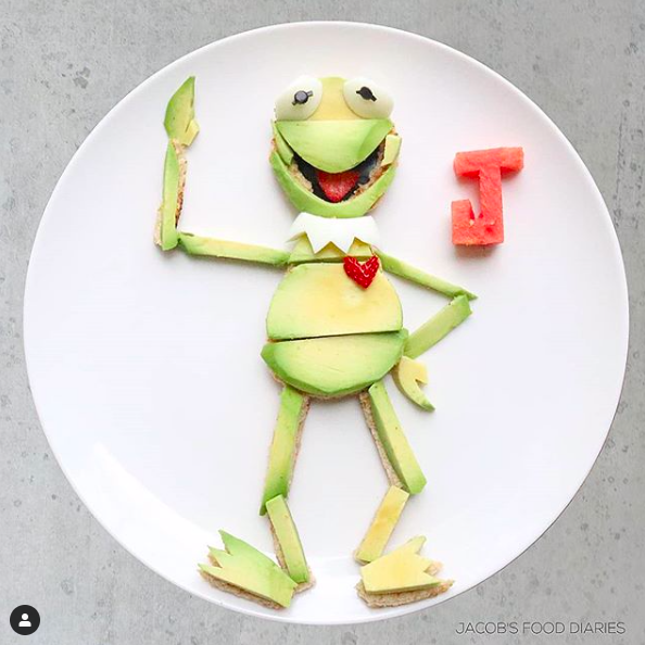 Лягушонок Кермит из хлебцев, авокадо, кусочков яйца, клубники, арбуза