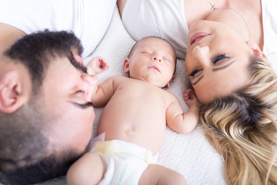 https://cdn.pixabay.com/photo/2017/08/08/03/50/family-2610205_960_720.jpg