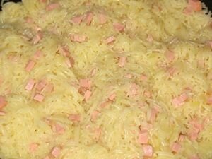 Ещё одно экономное блюдо)Ингредиенты для вермишели с колбасой (на четыре человека): 150-170 гр. вермишели (паутинки)
средняя или немного больше средней луковица
около 200 гр. докторской колбасы (можно заменить на вкусные мясные деликатесы)
25-35 гр. сливочного масла
соль
