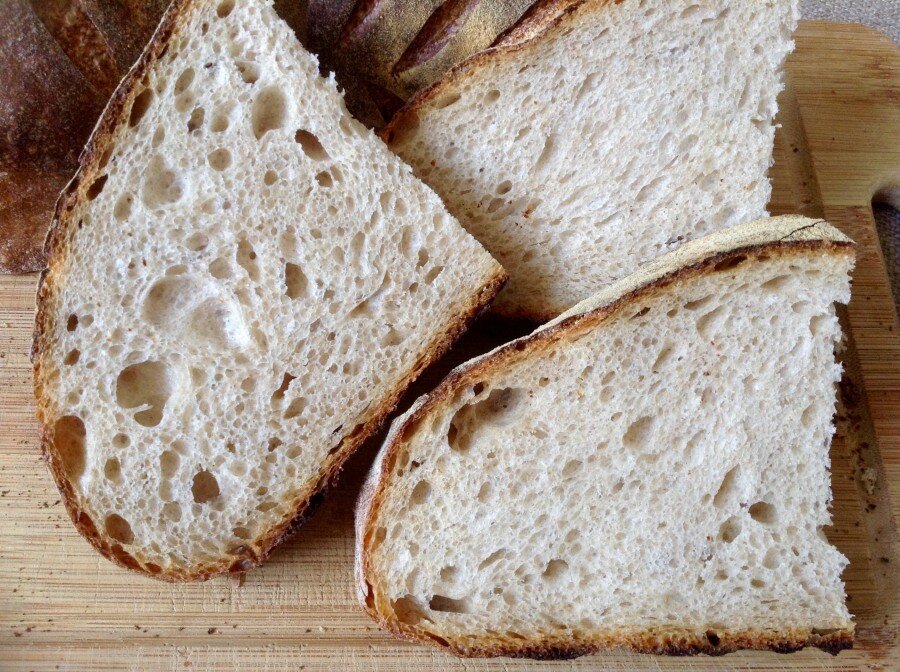 Простой рецепт хлеба из цельнозерновой муки. Пшеничный цельнозерновой. Хлеб пшеничный цельнозерновой. Чиабатта цельнозерновая. Хлеб из пшеничной цельнозерновой муки.