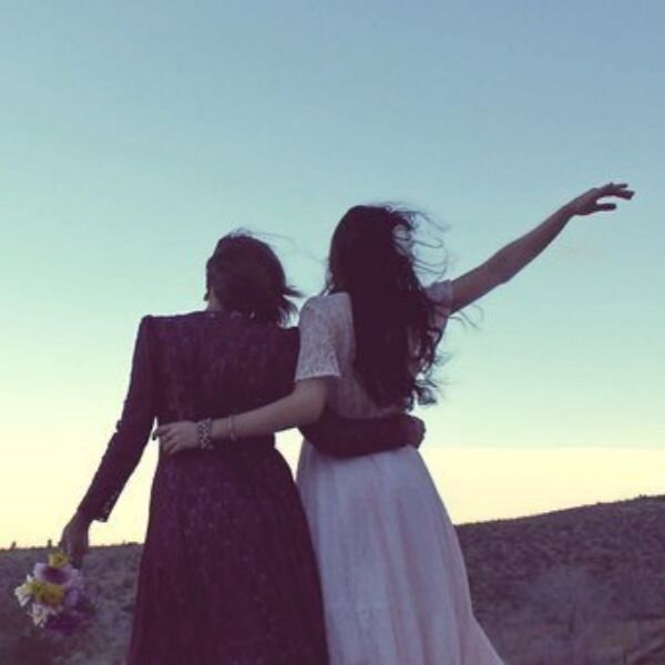 https://cdn.pixabay.com/photo/2014/05/05/19/34/girlfriends-338449__340.jpg