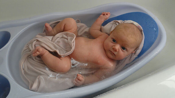 В какой воде купать, температура воды, необходимые вещи, безопасность - всё о купании новорождённого в этой статье.-2