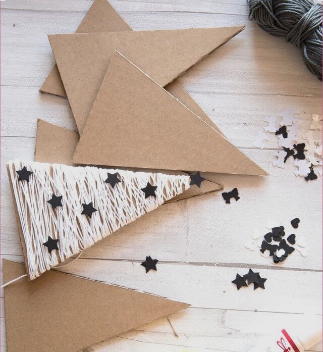 Елочки из картона и ниток.