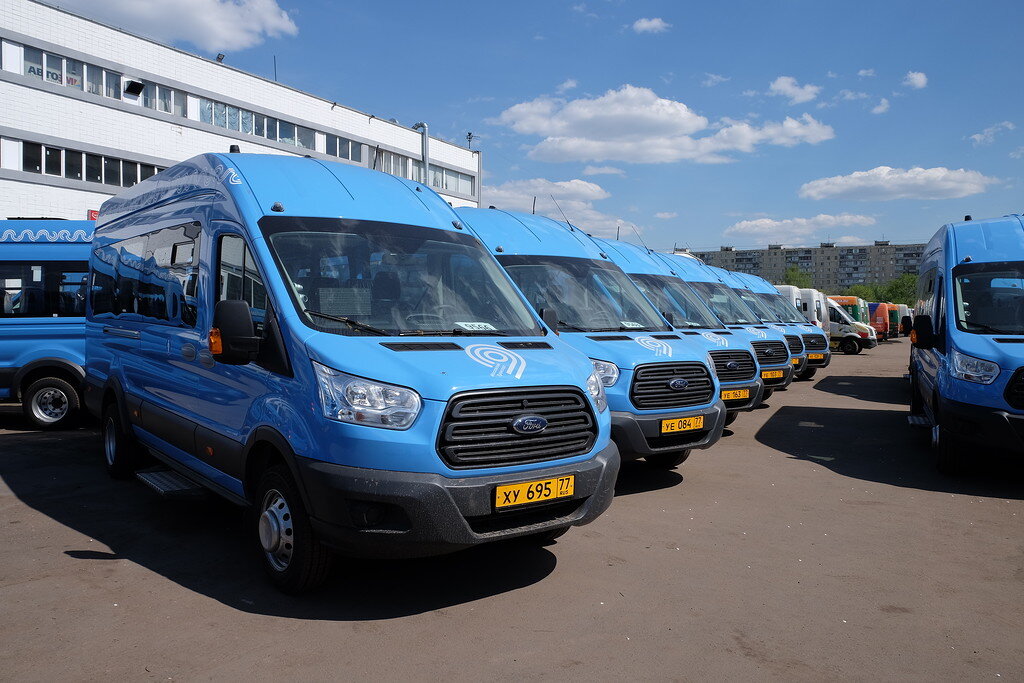 Парк брендированных микроавтобусов Ford частного московского перевозчика