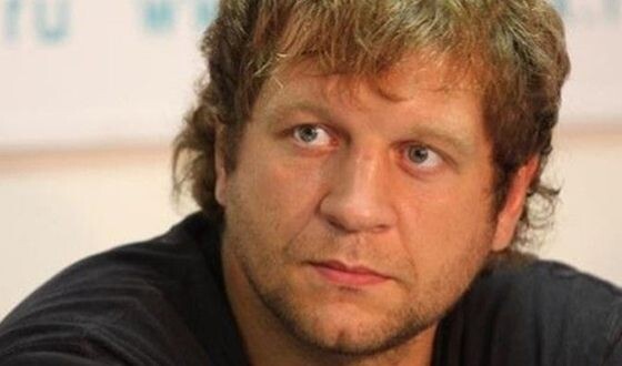 ДЕТСТВО И ЮНОСТЬ Александр Владимирович Емельяненко появился на свет 2 сентября 1981 года в городе Старый Оскол Белгородской области, в семье преподавательницы и газоэлектросварщика. Семья Александра в свое время переехала в Россию из Украины. У Александра также есть сестра Марина и братья Иван и Федор (четырехкратный чемпион мира по смешанным боевым искусствам, сейчас президент Союза ММАРФ). 
