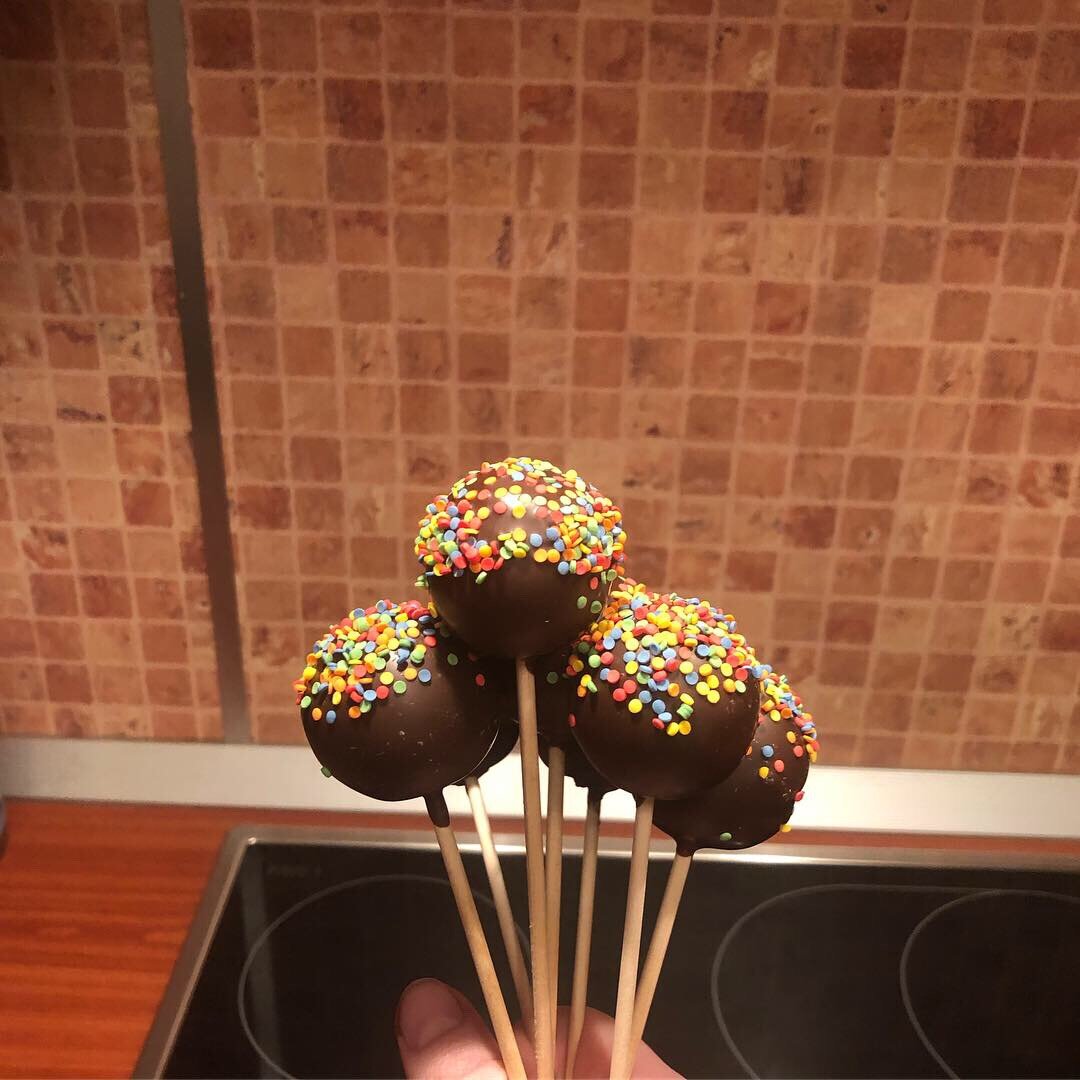 У кого-то будет фуршетный стол с закусками и маленькими десертами