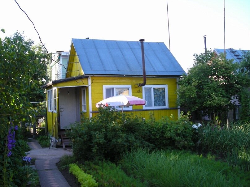 Наша кухня. Её построили самой первой. Фото 2008 года. Сейчас она выглядит иначе — стала больше, уютнее и светлее.