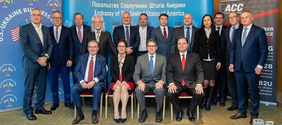 Министр энергетики США Р. Перри позирует для фотографии после выступления в посольстве США в г. Киев в 2018 г. А. Крэнберг - 2-й слева в верхнем ряду, М. Блейзер - 4-й слева