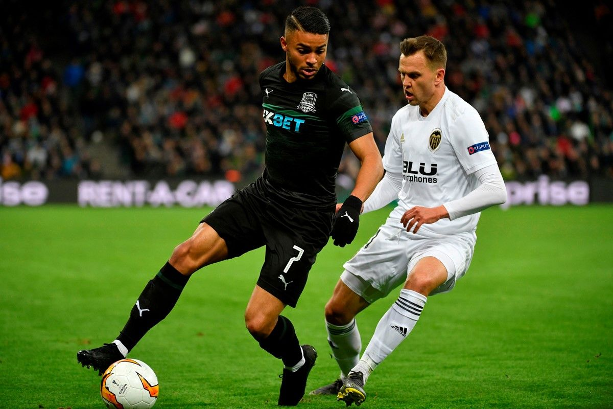 Краснодарец Вандерсон против полузащитника Валенсии и сборной России Дениса Черышева. Фото из открытых источников.