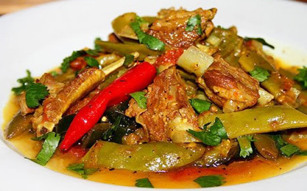 бараньи ребрышки с овощами. свиные ребра с овощами в духовке. говяжьи ребра тушеные с овощами. рёбрышки свиные тушеные с овощами. свиные ребра тушеные с овощами.