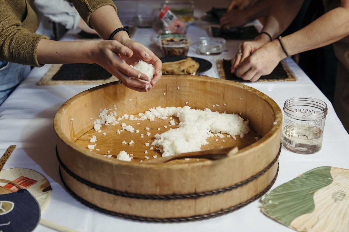 Четвертое поколение Сасаки продолжает семейную традицию, скатывая приправленный рис в маки-дзуси.Кредит...Хилари Макмаллен для The New York Times