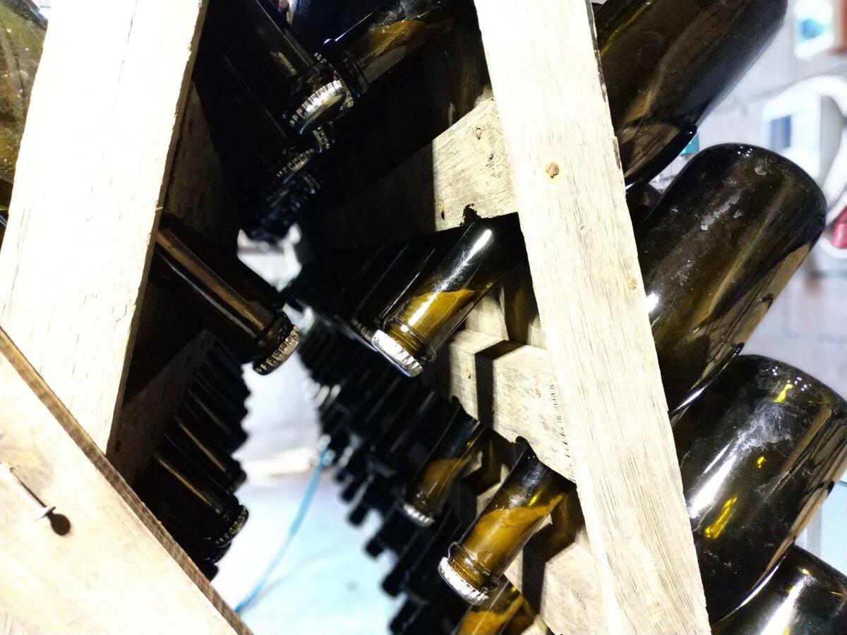 Игристое вино на пюпитре.