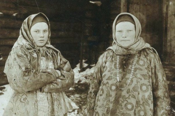 Факты о русских жeнщинах  
В России женщин примерно на 10 млн больше, чем мужчин. 

При разводе в России в 90% случаев ребенок остается с матерью. 

Жена крестьянина Фёдора Васильева между 1725 и 1765 годами родила 69 детей. Из них — 16 пар близнецов, 7 троен и 4 четверни (в общей сложности 27 рождений). Из 69 родившихся детей 67 пережили младенчество. 

Сaмые распространенные женские имена в России: Анастасия, Мария, Дарья и Анна.

В российской армии служит примерно 50 тысяч женщин. 

Русские женщины считаются одними из самых красивых в мире. Французский автор Александр Латс писал, что «красота русской женщины — неисчислимый капитал страны». 

Россия стала первой страной, где женщины принимали самое активное участие в революционных организациях. 

Имeнно русские красавицы-эмигрантки начала XX века превратили работу модели из рабского труда в престижное и высокооплачиваемое занятие. Достаточно вспомнить такие имена как Натали Палей, Мария Эристова, Нина и Мия Оболенские, Тея Бобрикова. 

Сегодня русские красавицы также не сходят с подиумов и обложек модных журналов. Саша Пивоварова, Ирина Шейк, Татьяна Сорокко, Наталья Водянова, Наташа Поли, Евгения Володина, Ирина Куликова… — это далеко не полный перечень русских топ-моделей. 

Французский писатель Фредерик Бегбедер писал про русских девушек: «Женщины всех национальностей ненавидят их, потому что красота несправедлива, а против несправедливости следует бороться. Русские девушки — это враги. Ангелам не впервой, у них всегда было полно врагов, перечитайте Библию, это настоящий каталог умученных ангелов». 

В годы Великой Отечественной войны 90 женщин стали Героями Советского Союза, более половины из них были удостоены звания посмертно.
