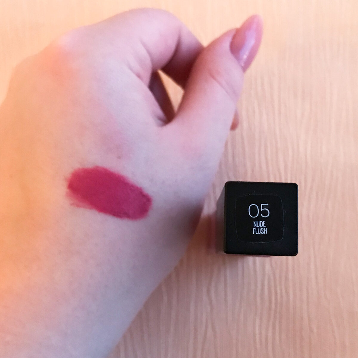 Даже на руке помада уже успела окислиться