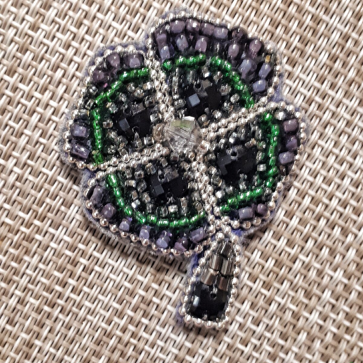 Брошь четырехлистник