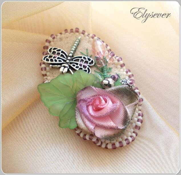 Это самая первая брошечка из коллекции. Ее я подарила своей подружке Катюше. Уж очень сильно ассоциировалась эта брошечка с ее зелеными глазами, нежностью, утонченностью и "порханием".