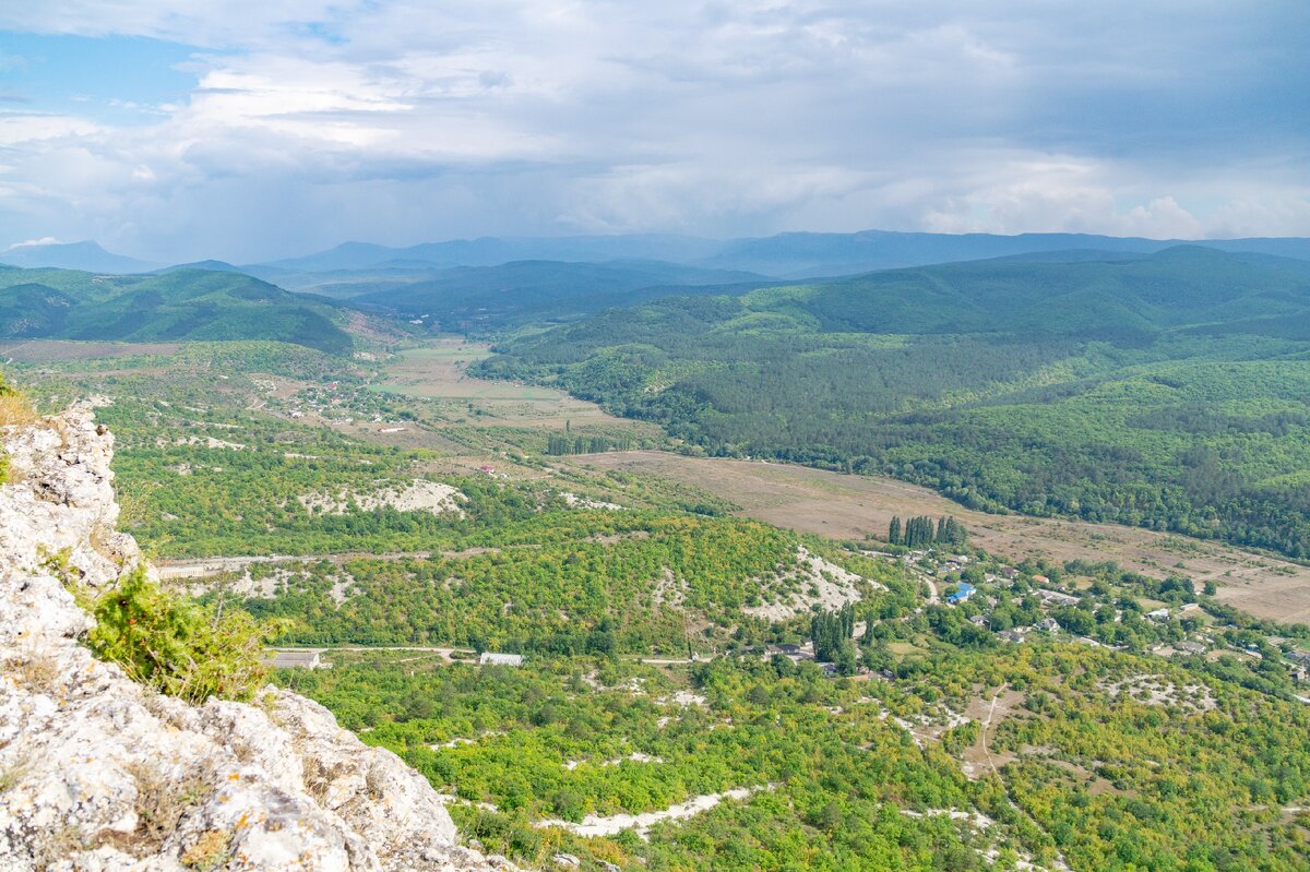 Вид с мыса Кыз-куле-бурун на долину Качи и сёла Кудрино (слева) и Машино. Совсем слева и вдали виден Чатыр-даг.