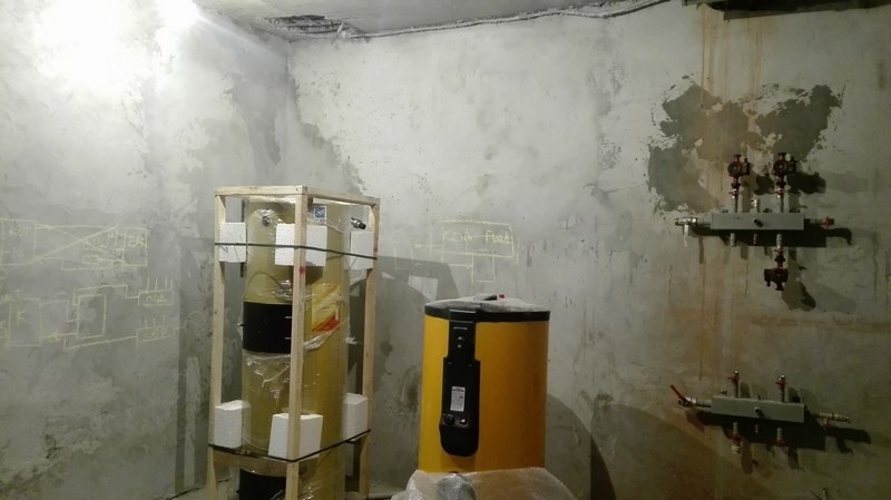 Вот такой котел мы им поставили, чтобы можно было отапливать здание. Листай вправо, там еще есть фотки