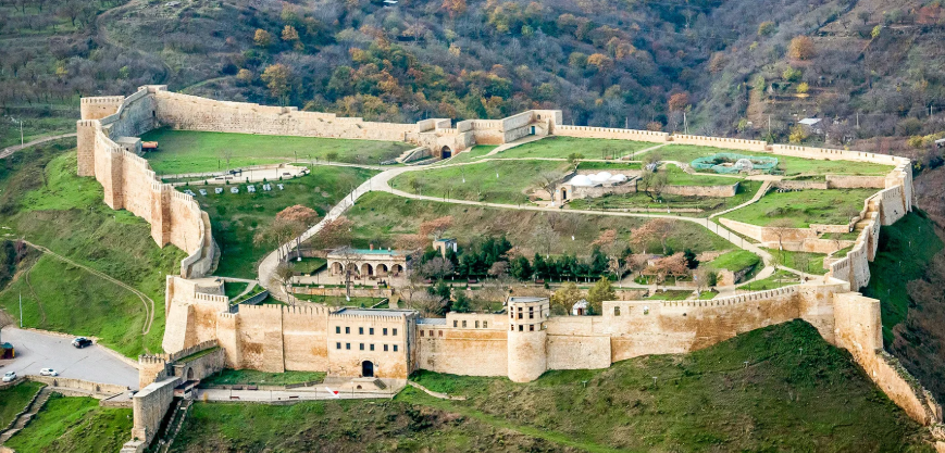 Так выглядит Дербентская крепость сейчас.  Главные ворота и остатки двух стен, которые ведут к морю.