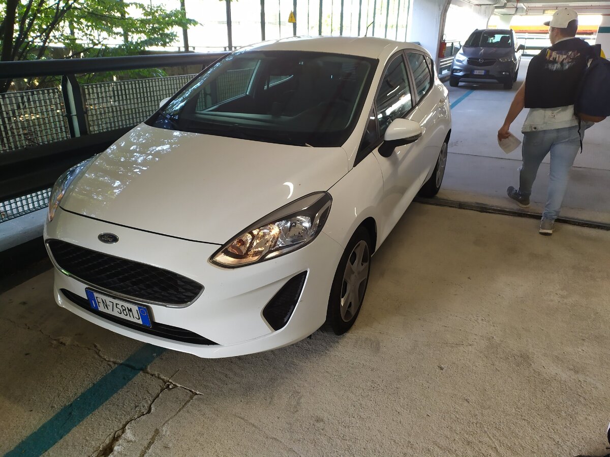 Наш арендованный дизельный Ford Focus. Расход на нём был не больше 4.4 литра на сотку.