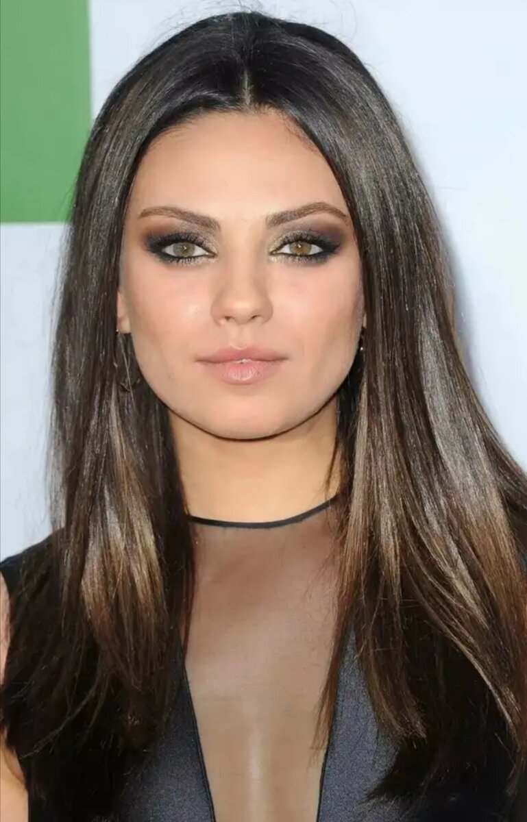 
Настоящее имя Милы Кунис (полное имя) - Милена Марковна Кунис. Фамилия и имя на английском языке - Mila Kunis