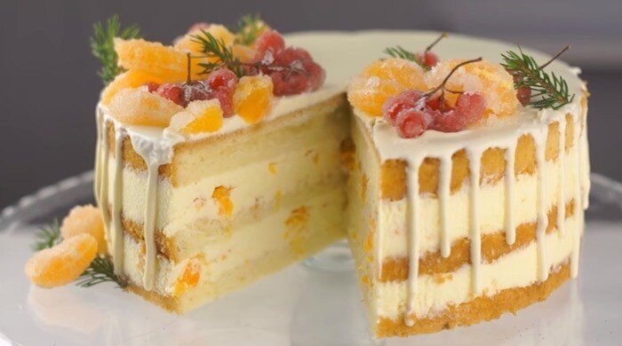 Ингредиенты для теста:  
Мука – 130 г 
Крахмал – 30 г 
Молоко – 90 мл 
Масло подсолнечное – 65 мл 
Белок яичный – 4 шт 
Желток – 2 шт 
Сахар – 105 г 
Ванильный сахар – 10 г 
Разрыхлитель для теста – 1,5 ч.л. 

Для крема: 

Сливочное масло – 200 г 
Сахар – 150 г 
Желток – 1 шт 
Сметана (не менее 20% жирности) – 400 г 
Крахмал – 20 г 
Ванильный сахар – 5 г 

Для украшения: 

Белый шоколад – 100 г 
Сливки – 50 г 
Сахар – 60 г 
Вода – 30 г 
Веточки калины 
Мандарины – 6-8 шт 

Для начала приготовим бисквит. Теплое молоко соединяем с подсолнечным маслом. 

В отдельной миске смешиваем муку, разрыхлитель, крахмал. Все тщательно перемешиваем и просеиваем через сито. 

В другой миске с помощью миксера взбиваем яичные желтки с сахаром, ванильным сахаром до образования пышной белой массы. 1 столовую ложку сахара оставляем для взбивания с белками. 

Во взбитые желтки добавляем смесь из молока и масла. Продолжаем взбивать на средней скорости. Теперь понемногу вводим мучную смесь, не прекращая взбивание. Доводим смесь до однородности. 

В отдельной миске взбиваем белки до пышности и постепенно добавляем столовую ложку сахара. Взбивание до тех пор, пока не получим крепкую пышную пену. 

Далее в 3-4 приема соединяем тесто с взбитыми белками. Перемешиваем теперь только с помощью ложки или лопатки, чтобы не нарушить пышность бисквитной массы. 


Берем противень, застилаем тефлоновой или пергаментной бумагой. Ставим кольцо для выпечки, выкладываем в него тесто и отправляем в духовку, предварительно разогретую до 160 градусов на 45-50 минут. Готовый бисквит перекладываем на решетку и даем полностью остыть. 


Займемся кремом. В металлическую емкость выливаем сметану, всыпаем сахар, ванильный сахар, крахмал и желток. Все компоненты тщательно перемешиваем, ставим на водяную баню. Постоянно помешивая, варим крем до консистенции сметаны, примерно 10-12 минут. Заварную основу оставляем остывать до комнатной температуры. 

В отдельной миске миксером взбиваем сливочное масло комнатной температуры добела. Постепенно вводим заварную основу в масло, не прекращая взбивать. 


Подготовим мандарины для начинки. Для этого освобождаем их от кожуры. Разбираем на дольки и убираем пленку. Готовый остывший бисквит разрезаем на три одинаковых коржа. Поверхность верхнего коржа выравниваем с помощью ножа. Кольцо, в котором выпекался бисквит, ставим на блюдо. 

На дно выкладываем первый корж. Сверху смазываем четвертой частью крема, кладем половину очищенных мандаринов. Затем снова покрываем кремом. Следом кладем второй корж, также покрываем кремом, посыпаем оставшимися мандаринами и покрываем оставшимся кремом. Поверх выкладываем последний третий корж. Оборачиваем пищевой пленкой и убираем в холодильник на 6-8 часов. 

Поверхность торта украсим шоколадной глазурью из белого шоколада. Для этого шоколад ломаем на небольшие кусочки, соединяем со сливками и растапливаем в микроволновке. Очень важно шоколад не перегреть, иначе он свернется, поэтому ставим его на 10 секунд в 6-7 подходов. После каждого подхода тщательно перемешиваем, чтобы получилась однородная гладкая глазурь. Переносим глазурь в кондитерский мешок. 

По краю торта наносим глазурь, имитируя потеки. Затем оставшуюся глазурь выливаем на середину коржа и разравниваем с помощью лопатки. Убираем торт в холодильник. 

Теперь осталось украсить наш торт. Смешиваем воду с сахаром и ставим на средний огонь, доводим до кипения и варим 2-3 минуты. Берем мандарины, 2-3 штуки. Освобождаем от кожуры, разбираем на дольки. Веточки калины окунаем в сироп, затем в сахар, выкладываем на чистое блюдо. Также поступаем с дольками мандарина. Выкладываем подготовленный декор на поверхность торта. Готово!






