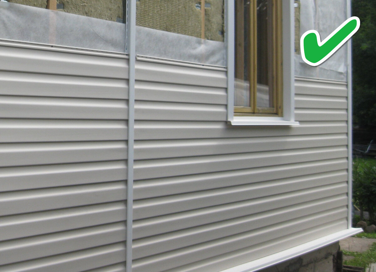 Сайдинг в нахлёст. Выгоревший сайдинг. Планка стыковочная для сайдинга монтаж. Стык винилового сайдинга. Стык сайдинга.