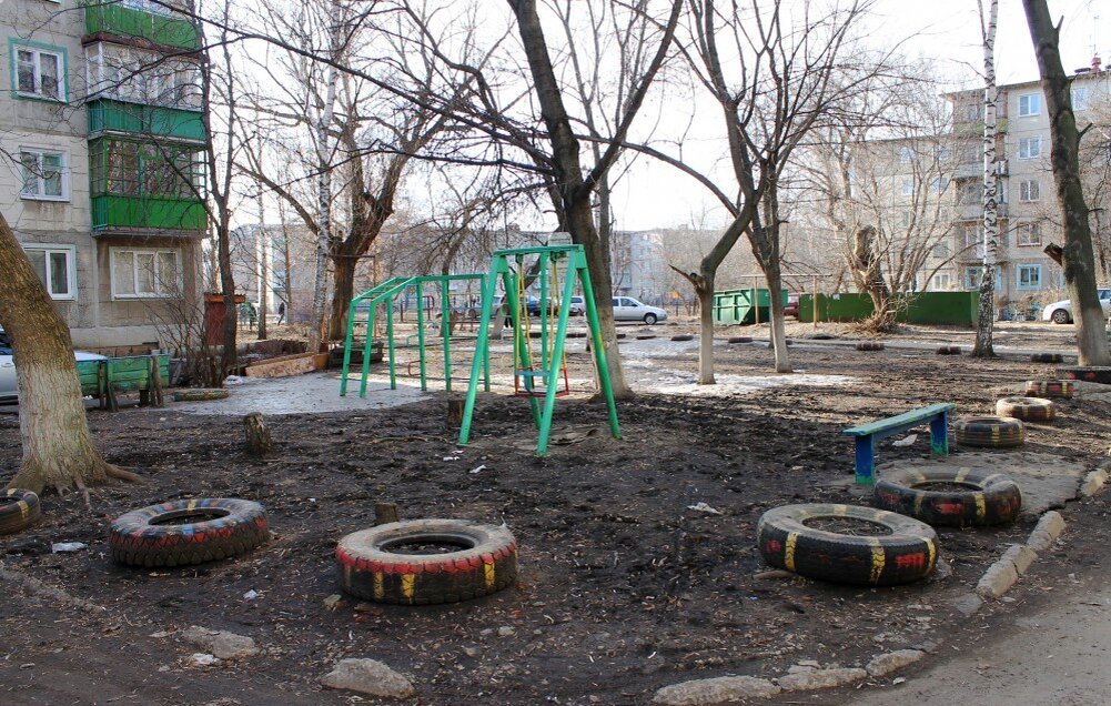 благоустроенный двор. близлежащие дворы. купчинский сквер. соседи во дворе. дворы купчино.