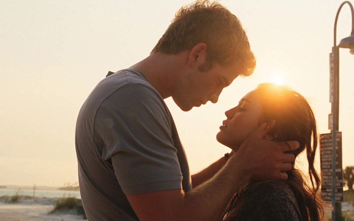 Красивые отношения. Подружки сплетничают. Есть люди которые появляются в жизни. Объятия влюбленных. Девушки обсуждают парня за спиной.