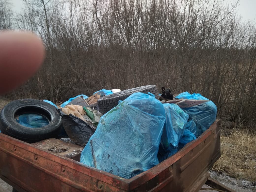 идет погрузка собранного мусора