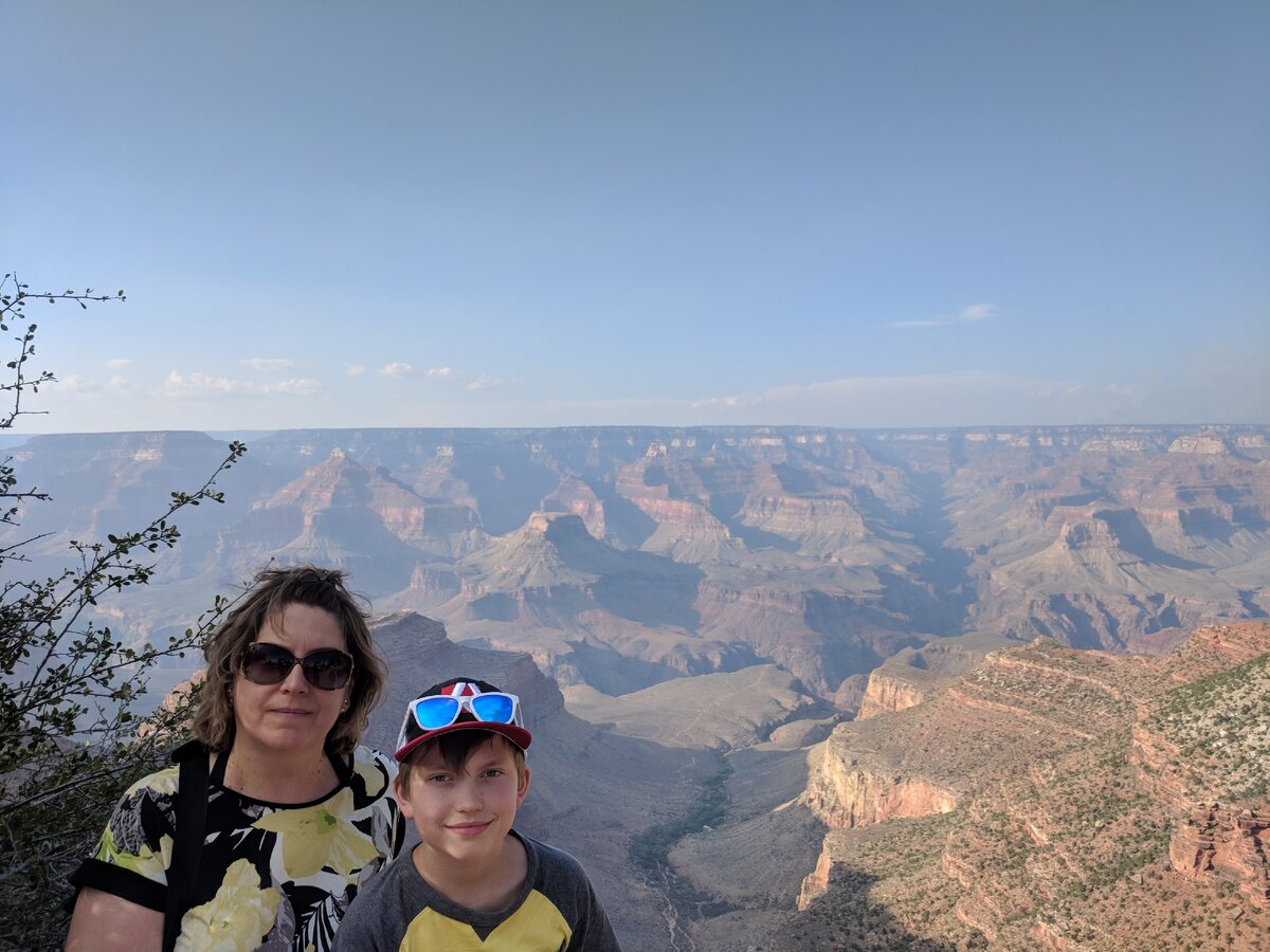 Это мы путешествуем по Гранд Каньону (2018). Благодаря бенефитам мы уверены, что о нас, если мы вдруг заболеем или травмируемся в заграничной поездке, позаботятся в лучшем виде