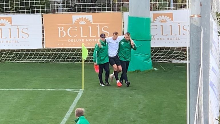 Дмитрия Тарасова уводят с тренировки "Рубина". Фото - Telegram-канал "Инсайдлар".