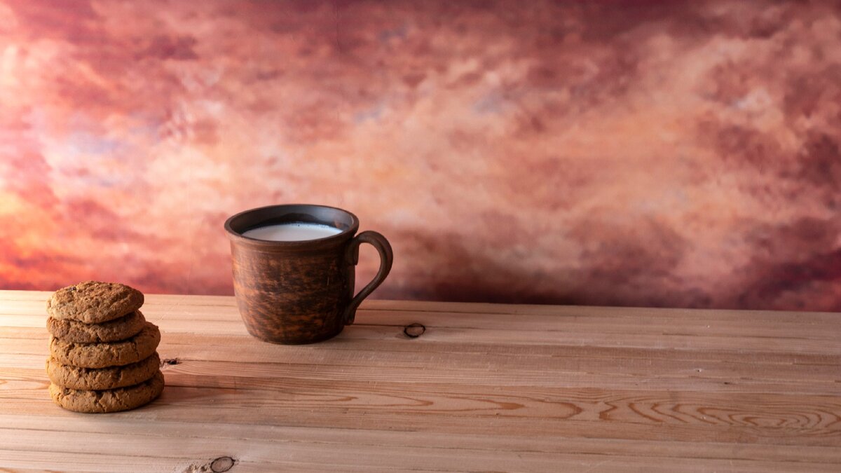 Другой ракурс. Овсяное печенье и кружка с молоком.