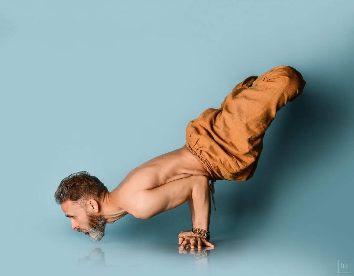 падма майюрасана - поза павлина с лотосом