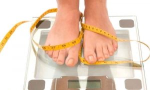 Давайте пройдемся по теории. Для начала нужно определиться, к какой весовой категории вы относитесь. Это поможет понять, нужно ли к основным мероприятиям по снижению веса (правильное питание и физические нагрузки) добавлять ещё лекарственную терапию. Или вес настолько большой, что только хирургия поможет его снизить.