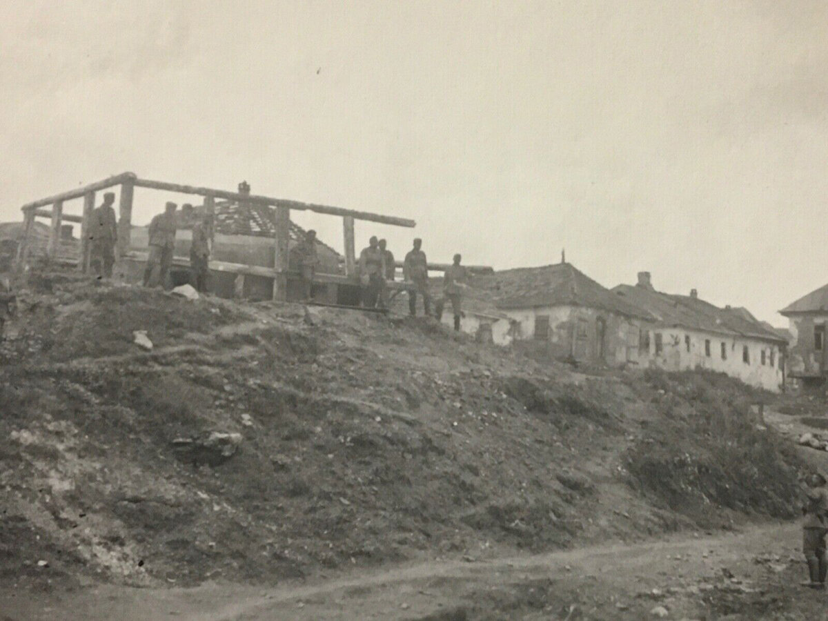 Советский ДОТ, изначально замаскированный под здание. Однако в ходе боевых действий от маскировки остался лишь каркас.