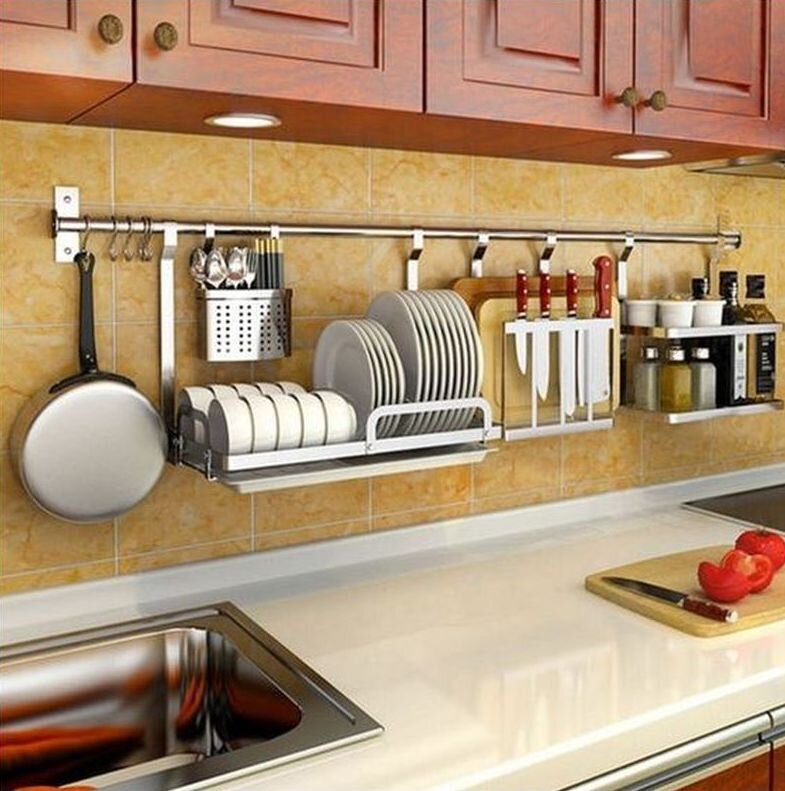 Современная подвесная система хранения в интерьере кухни малой площади.