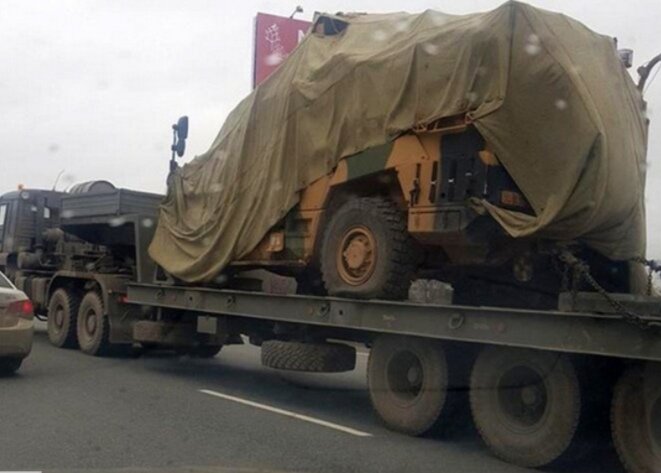 

Армейскую колонну, в составе которой замечен перевозимый на автомобильной платформе бронеавтомобиль турецкого производства, сфотографировали пользователями Сети на Московской кольцевой автодороге. По оценке экспертов, бронетехника, скорее всего, была доставлена из района боев в Сирии, где ее использовали боевики террористических формирований. Ранее отбитая у боевиков турецкая техника уже экспонировалась в России.