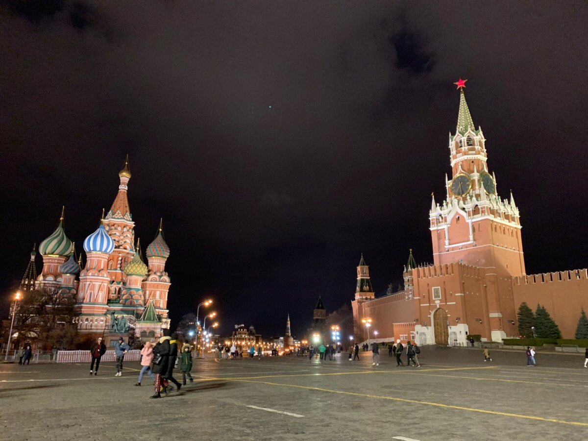 Небольшое количество людей на Красной площади. 