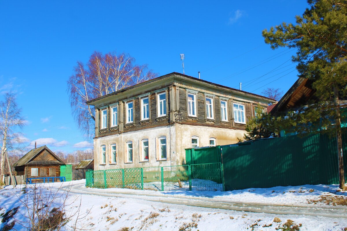 Побывали в старинном русском селе Троицкий-Посад, на улицах лежат дрова, а люди до сих пор едят вкусный хлеб из печи