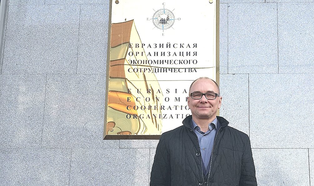 На фотографии я после встречи с выдающимся юристом рынка недвижимости Юлией Плетнёвой. Которую можно и нужно слушать и слышать.