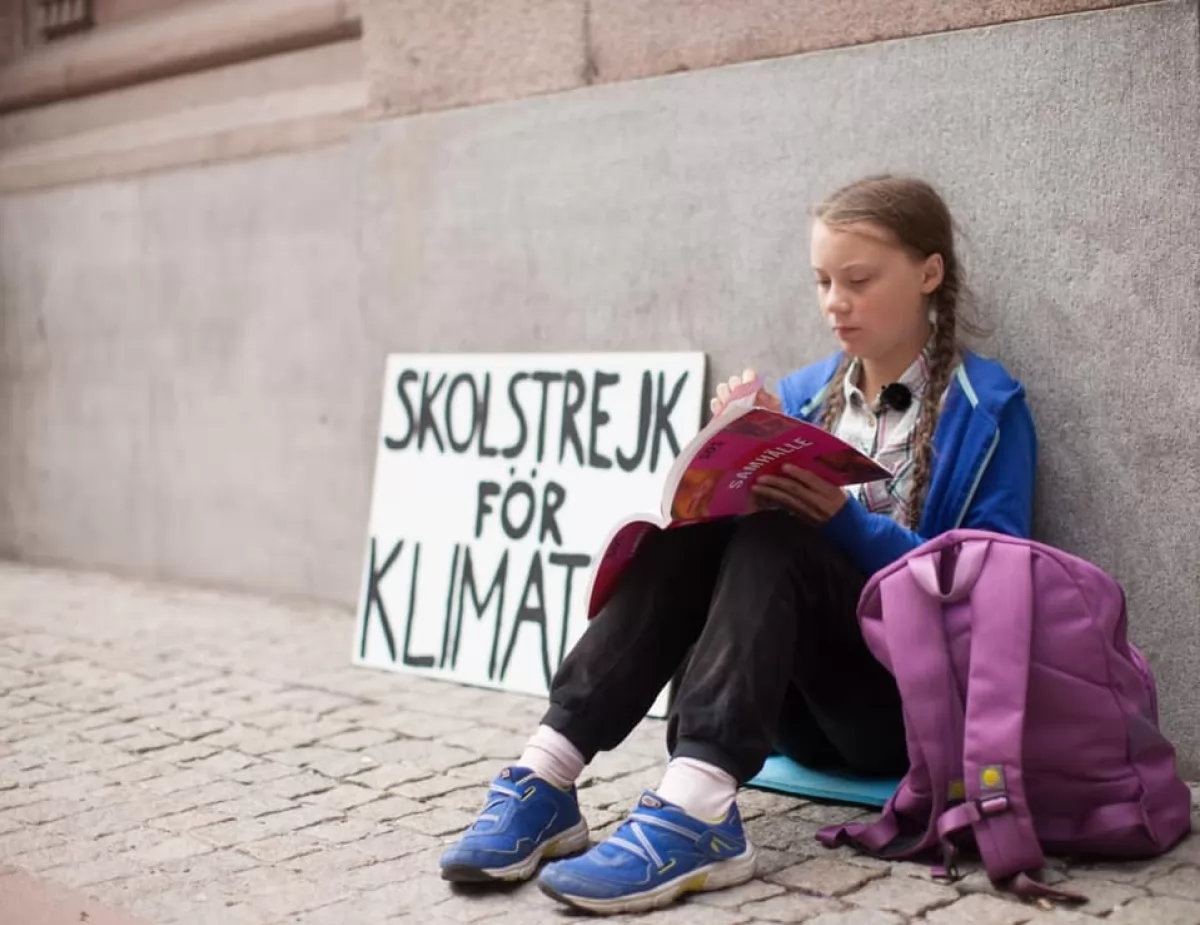 Грета Тунберг у здания шведского парламента с протестом | Фото: Anders Hellberg