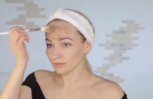 Наносим равномерно на лицо.