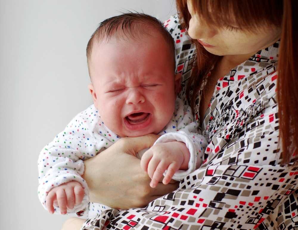 Малыш плачет на руках. Мама и новорожденный. Мама с малышом на руках. Мать с плачущим ребенком.