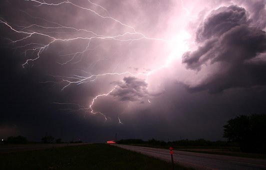 https://cdn.pixabay.com/photo/2015/11/22/15/16/lightning-1056419__340.jpg
