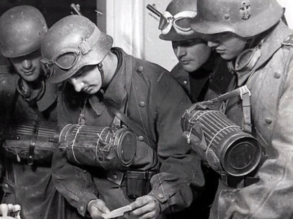 Газбаки вермахта. Противогаз вермахта Gasmaske 1938. Солдат вермахта в противогазе. Мотоочки солдат вермахта. Немецкий солдат второй мировой в противогазе