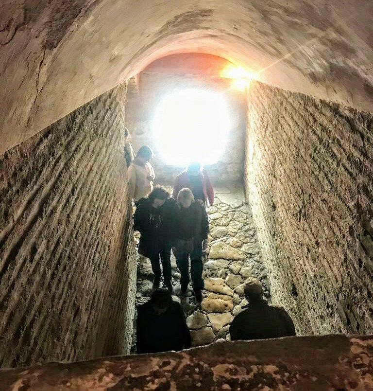 Ступенек здесь нет, потому что так слугам проще было нести паланкин с императрицей. Именно на втором уровне собора располагалась её ложа. 