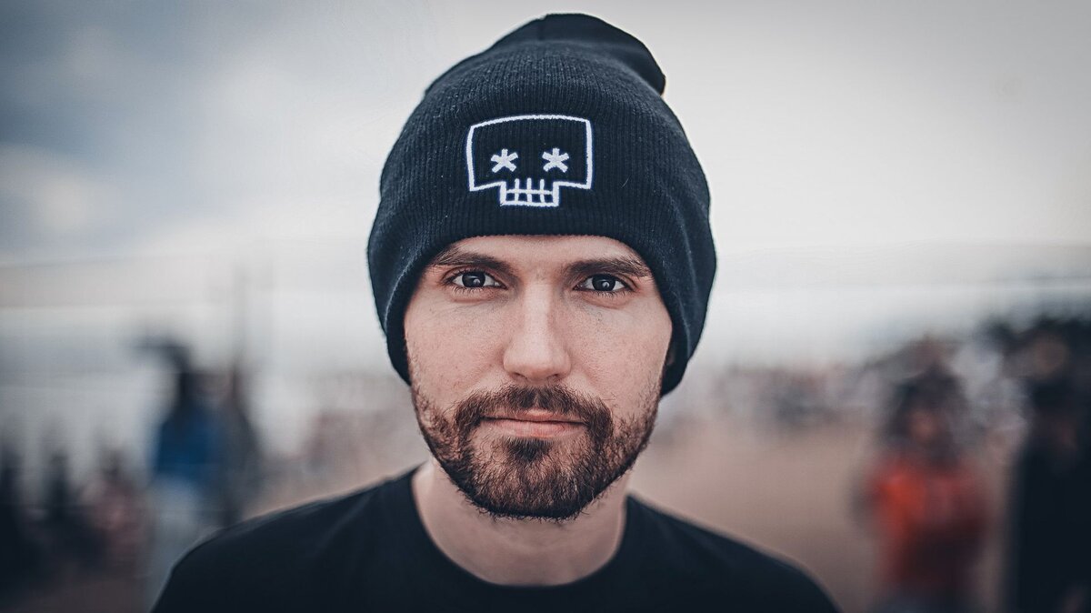 Как утверждает сам музыкант, псевдоним он выбрал во время выступлений на школьных дискотеках, где дешёвая аппаратура всегда «фонила» и «хрипела», отсюда и происходит «MC Noize» (англ. noise — шум). Впоследствии приставка «MC» ушла в конец, придав псевдониму индивидуальность.